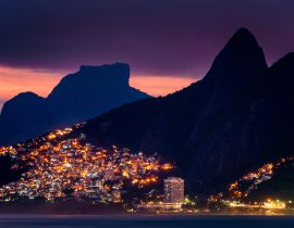 Lais Puzzle - Lichter der Favela Vidigal in Rio de Janeiro, bei Nacht, mit Bergen - 40, 100, 200, 500, 1.000 & 2.000 Teile