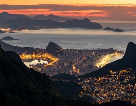 Lais Puzzle - Blick auf Favela Rocinha bei Nacht mit Ipanema Bezirk dahinter, in Rio de Janeiro, Brasilien - 40, 100, 200, 500, 1.000 & 2.000 Teile