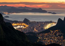 Lais Puzzle - Blick auf Favela Rocinha bei Nacht mit Ipanema Bezirk dahinter, in Rio de Janeiro, Brasilien - 1.000 Teile