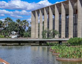 Lais Puzzle - Schöner Blick auf das Itamaraty-Palastgebäude in Brasilia, Brasilien - 40, 100, 200, 500, 1.000 & 2.000 Teile