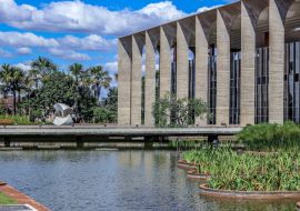 Lais Puzzle - Schöner Blick auf das Itamaraty-Palastgebäude in Brasilia, Brasilien - 1.000 Teile