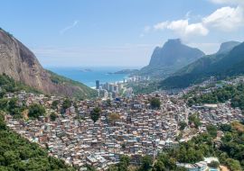 Lais Puzzle - Favela da Rocinha, der größte Slum Brasiliens auf dem Berg in Rio de Janeiro, und die Skyline der Stadt dahinter - 1.000 Teile