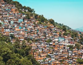 Lais Puzzle - Rote Backsteinhäuser in einer Favela auf einem Hügel in Rio de Janeiro, Brasilien - 40, 100, 200, 500, 1.000 & 2.000 Teile