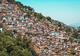 Lais Puzzle - Rote Backsteinhäuser in einer Favela auf einem Hügel in Rio de Janeiro, Brasilien - 1.000 Teile