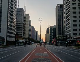 Lais Puzzle - Avenida Paulista in Sao Paulo, bei Sonnenuntergang. Gebäude und Verkehr im Finanzzentrum - 40, 100, 200, 500, 1.000 & 2.000 Teile