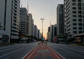 Lais Puzzle - Avenida Paulista in Sao Paulo, bei Sonnenuntergang. Gebäude und Verkehr im Finanzzentrum - 1.000 Teile