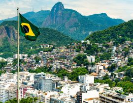 Lais Puzzle - Flagge Brasiliens mit Favela Babilonia, Leme und Corcovado von Rio de Janeiro im Hintergrund - 40, 100, 200, 500, 1.000 & 2.000 Teile