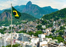 Lais Puzzle - Flagge Brasiliens mit Favela Babilonia, Leme und Corcovado von Rio de Janeiro im Hintergrund - 1.000 Teile