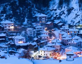 Lais Puzzle - Schneemärchen in Bulgarien. Die Nacht geht über dem Dorf Shiroka Laka unter, Bulgarien - 40, 100, 200, 500, 1.000 & 2.000 Teile