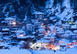 Lais Puzzle - Schneemärchen in Bulgarien. Die Nacht geht über dem Dorf Shiroka Laka unter, Bulgarien - 1.000 Teile