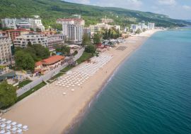 Lais Puzzle - Luftaufnahme des Strandes und der Hotels in Golden Sands, Zlatni Piasaci. Beliebter Ferienort in der Nähe von Varna, Bulgarien - 1.000 Teile