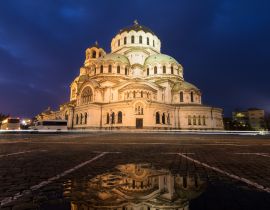 Lais Puzzle - Schöner Blick auf die bulgarisch-orthodoxe St. Alexander-Newski-Kathedrale in Sofia, die sich nachts in den Straßen spiegelt - 40, 100, 200, 500, 1.000 & 2.000 Teile