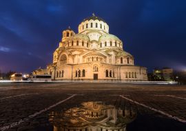 Lais Puzzle - Schöner Blick auf die bulgarisch-orthodoxe St. Alexander-Newski-Kathedrale in Sofia, die sich nachts in den Straßen spiegelt - 1.000 Teile