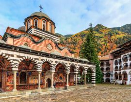 Lais Puzzle - Schöner Blick auf das orthodoxe Rila-Kloster, eine berühmte Touristenattraktion und Kulturdenkmal im Rila-Naturpark-Gebirge in Bulgarien - 40, 100, 200, 500, 1.000 & 2.000 Teile