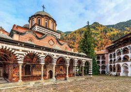 Lais Puzzle - Schöner Blick auf das orthodoxe Rila-Kloster, eine berühmte Touristenattraktion und Kulturdenkmal im Rila-Naturpark-Gebirge in Bulgarien - 1.000 Teile