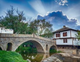 Lais Puzzle - Schöner Blick auf den Uhrenturm und die Altstadt im architektonisch traditionellen Komplex in Tryavna, Bulgarien - 40, 100, 200, 500, 1.000 & 2.000 Teile
