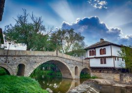 Lais Puzzle - Schöner Blick auf den Uhrenturm und die Altstadt im architektonisch traditionellen Komplex in Tryavna, Bulgarien - 1.000 Teile