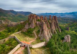 Lais Puzzle - Luftaufnahme einer wunderschönen Landschaft mit bizarren Felsformationen. Steintreppe, die zu den erstaunlichen Felsformationen und Mauern einer mittelalterlichen Festung in Belogradchik, Nordwestbulgarien, führt - 1.000 Teile