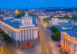 Lais Puzzle - Sonnenuntergangsansicht des Largo-Platzes in Sofia mit dem Gebäude der Nationalversammlung (auf dem Bild in kyrillischer Schrift), Bulgarien - 1.000 Teile