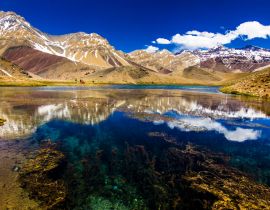 Lais Puzzle - Die Lagune Los Patos in den Zentralanden ist eine beeindruckende Darstellung der typischen Andenlandschaft in Santiago de Chile mit einem herrlichen Blick auf den südlichen 6.000er Cerro Marmolejo - 40, 100, 200, 500, 1.000 & 2.000 Teile