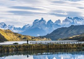 Lais Puzzle - Schöner Panoramablick kleine Menschen stehen am Dock aus dem See mit Cuernos, Horn Berge Spitze mit linsenförmigen Wolke im Herbst, Torres del Paine Nationalpark, Süd-Patagonien, Chile - 100, 200, 500, 1.000 & 2.000 Teile