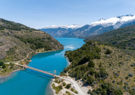 Lais Puzzle - Luftaufnahme der General Carrera-Brücke, des Bertrand-Sees und des General Carrera-Sees - Chile Chico, Aysén, Chile - 1.000 Teile