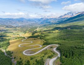 Lais Puzzle - Luftaufnahme der geschwungenen Asphaltstraße durch die Berge. Carretera Austral Straße in der Nähe des Cerro Castillo Nationalparks. Chile - 40, 100, 200, 500, 1.000 & 2.000 Teile