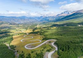Lais Puzzle - Luftaufnahme der geschwungenen Asphaltstraße durch die Berge. Carretera Austral Straße in der Nähe des Cerro Castillo Nationalparks. Chile - 1.000 Teile