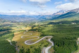 Lais Puzzle - Luftaufnahme der geschwungenen Asphaltstraße durch die Berge. Carretera Austral Straße in der Nähe des Cerro Castillo Nationalparks. Chile - 2.000 Teile