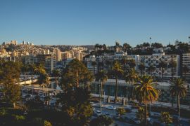 Lais Puzzle - Abendlicher Blick auf die Skyline der Hügel von Valparaiso und Viña del Mar mit schönem Sonnenuntergangslicht und dem Fluss Marga Marga, Chile - 2.000 Teile