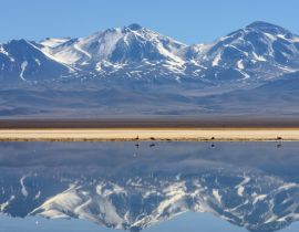 Lais Puzzle - Schneebedeckter Nevado (Vulkan) Tres Cruces, der sich in einem hochgelegenen See Laguna Santa Rosa im Parque Nacional Nevado de Tres Cruces, Chile Anden, Atacama-Wüste - 40, 100, 200, 500, 1.000 & 2.000 Teile