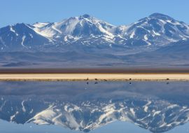 Lais Puzzle - Schneebedeckter Nevado (Vulkan) Tres Cruces, der sich in einem hochgelegenen See Laguna Santa Rosa im Parque Nacional Nevado de Tres Cruces, Chile Anden, Atacama-Wüste - 1.000 Teile