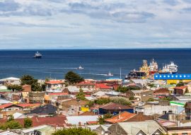 Lais Puzzle - Luftaufnahme der Stadt Punta Arenas mit der Magellanstraße im Hintergrund (Mirador Cerro De La Cruz). Skyline von Punta Arenas, Patagonia Chilena, Chile - 500, 1.000 & 2.000 Teile
