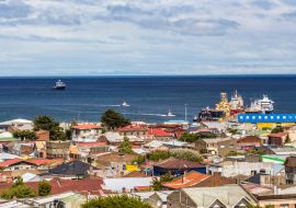 Lais Puzzle - Luftaufnahme der Stadt Punta Arenas mit der Magellanstraße im Hintergrund (Mirador Cerro De La Cruz). Skyline von Punta Arenas, Patagonia Chilena, Chile - 1.000 Teile