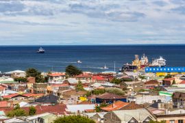 Lais Puzzle - Luftaufnahme der Stadt Punta Arenas mit der Magellanstraße im Hintergrund (Mirador Cerro De La Cruz). Skyline von Punta Arenas, Patagonia Chilena, Chile - 2.000 Teile