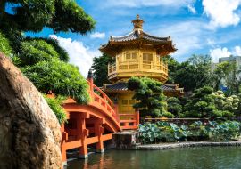 Lais Puzzle - Vorderansicht des Goldenen Pavillon-Tempels mit roter Brücke im Nan Lian-Garten, Hongkong. Asien - 1.000 Teile