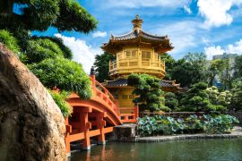 Lais Puzzle - Vorderansicht des Goldenen Pavillon-Tempels mit roter Brücke im Nan Lian-Garten, Hongkong. Asien - 2.000 Teile