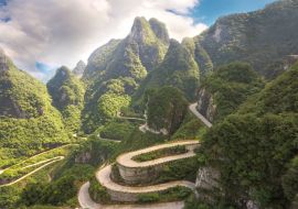 Lais Puzzle - Serpentinenstraße mit neunundneunzig Kurven im Tianmenshan-Nationalpark in Dzhanjadce, China - 1.000 Teile
