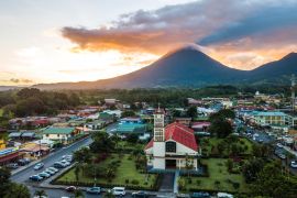 Lais Puzzle - Schöne Luftaufnahme der Stadt Fortuna, der Kirche, des Parks und des Vulkans Arenal bei Sonnenuntergang in Costa Rica - 2.000 Teile