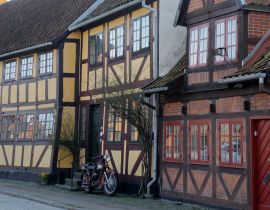 Lais Puzzle - Historische Fachwerkhäuser im alten Teil der Stadt Nyborg - 40, 100, 200, 500, 1.000 & 2.000 Teile