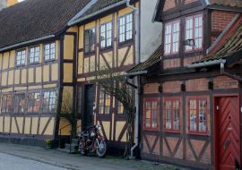 Lais Puzzle - Historische Fachwerkhäuser im alten Teil der Stadt Nyborg - 1.000 Teile