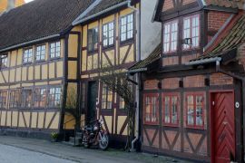 Lais Puzzle - Historische Fachwerkhäuser im alten Teil der Stadt Nyborg - 2.000 Teile