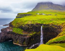 Lais Puzzle - Dramatischer Wasserfall auf den Färöer Inseln und das Dorf Gasadalur - 40, 100, 200, 500, 1.000 & 2.000 Teile