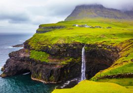 Lais Puzzle - Dramatischer Wasserfall auf den Färöer Inseln und das Dorf Gasadalur - 1.000 Teile