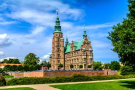Lais Puzzle - Dänemark - Region Seeland - Kopenhagen Stadtzentrum - Panoramablick auf das königliche Schloss Rosenborg im Königlichen Garten Kondens Have Park - 2.000 Teile