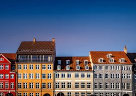 Lais Puzzle - Schöne historische Häuser vor blauem Himmel an einem sonnigen Tag, Kopenhagen, Dänemark - 1.000 Teile