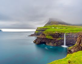 Lais Puzzle - Gasadalur Wasserfall, Langzeitbelichtung auf den Färöer Inseln, nebliger Tag - 40, 100, 200, 500, 1.000 & 2.000 Teile