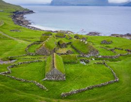 Lais Puzzle - Luftaufnahme des Fischerdorfs auf der Insel Koltur. Färöer Inseln. Häuser mit grünem Dach - 40, 100, 200, 500, 1.000 & 2.000 Teile