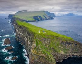 Lais Puzzle - Luftaufnahme des Leuchtturms auf der Insel Mykines auf den Färöer Inseln, Nordatlantik - 40, 100, 200, 500, 1.000 & 2.000 Teile