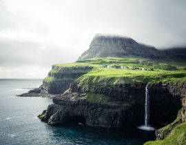Lais Puzzle - Gasadalur Dorf und schöner Wasserfall. Vagar, Färöer Inseln, Dänemark - 40, 100, 200, 500, 1.000 & 2.000 Teile